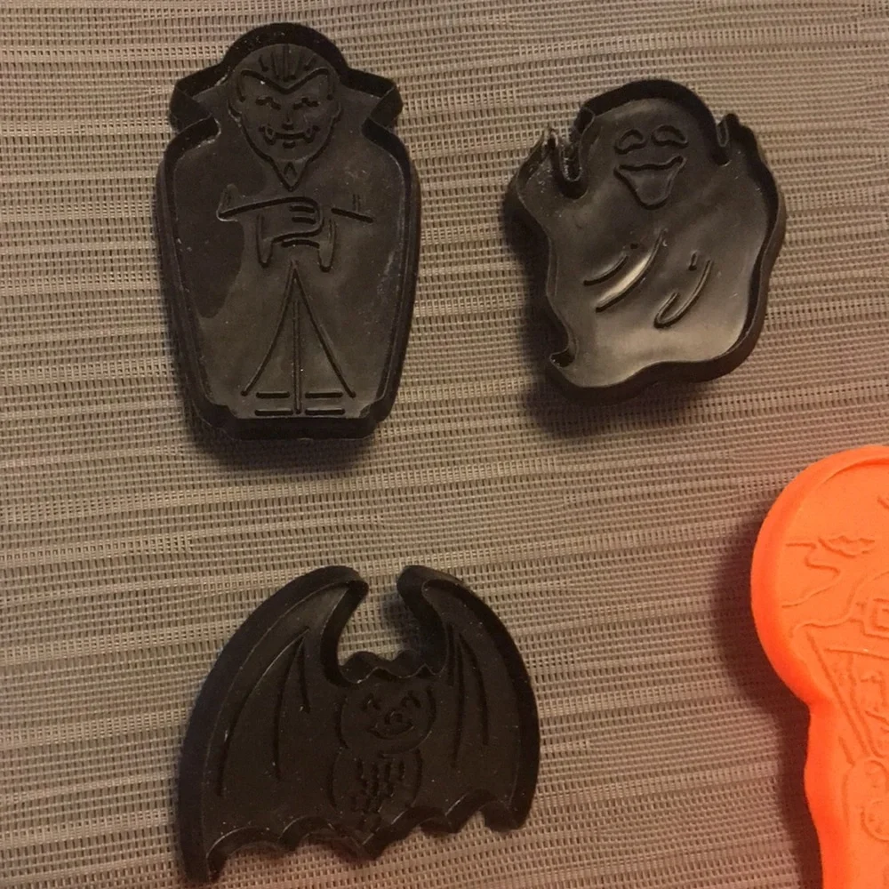 Halloween Plastic Cookie Cutters Press Lot of 8 Witch Bat Ghost Cat Vampire